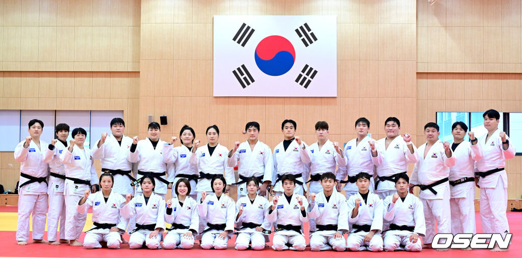 20일 오후 충북 진천 국가대표선수촌에서 ‘2026 아이치·나고야 아시안게임’ D-30 미디어데이가 열렸다.오는 9월 19일 일본 아이치현 나고야에서 막을 올리는 20번째 하계 아시안게임인 이번 대회는 10월 4일까지 16일간 펼쳐진다.남녀 유도 국가대표팀 선수들과 코칭스태프가 파이팅을 외치며 기념촬영을 하고 있다. 2026.08.20 / dreamer@osen.co.kr