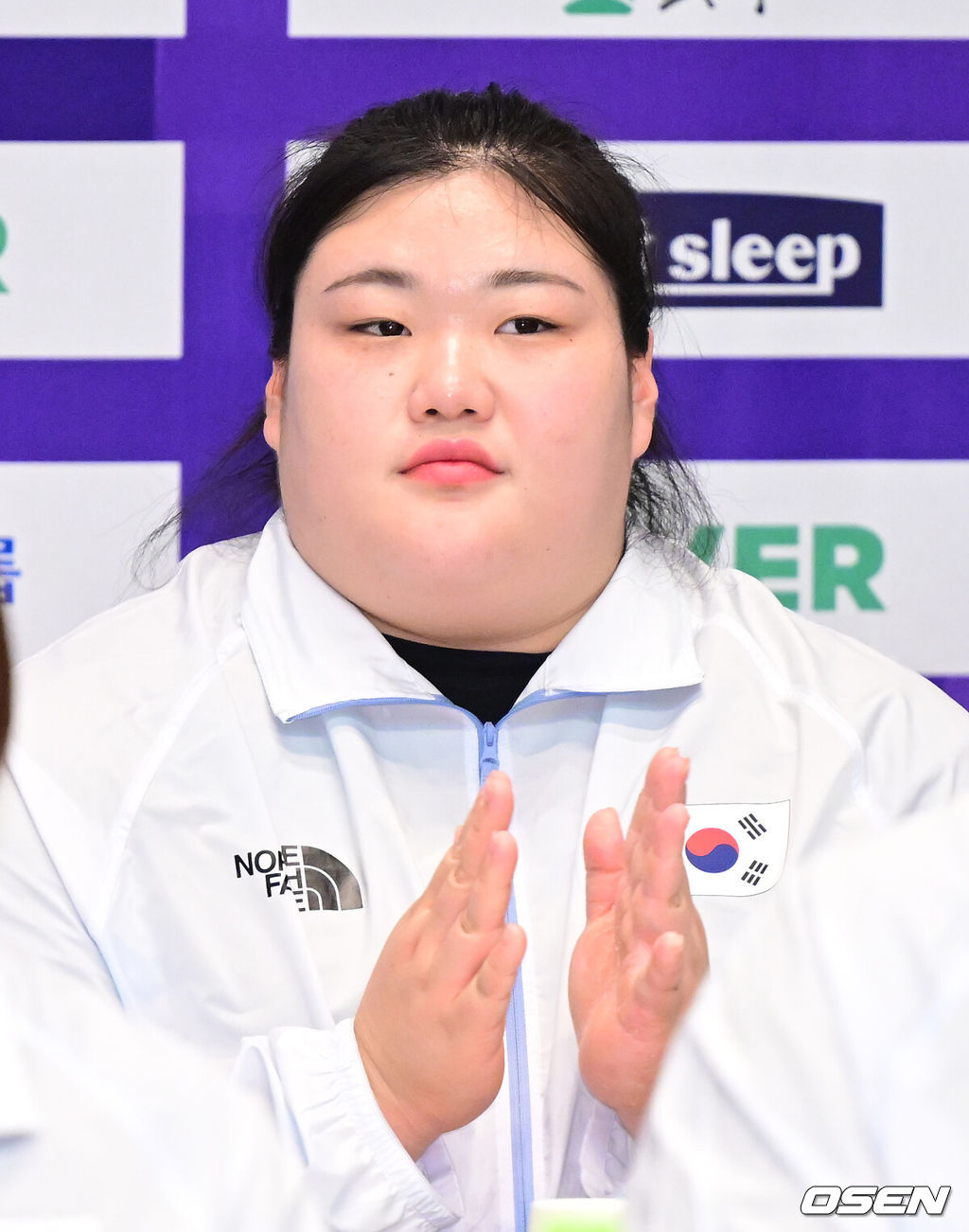 20일 오후 충북 진천 국가대표선수촌에서 ‘2026 아이치·나고야 아시안게임’ D-30 미디어데이가 열렸다.오는 9월 19일 일본 아이치현 나고야에서 막을 올리는 20번째 하계 아시안게임인 이번 대회는 10월 4일까지 16일간 펼쳐진다.역도 박혜정이 인사말을 전한 뒤 박수를 보내고 있다. 2026.08.20 / dreamer@osen.co.kr