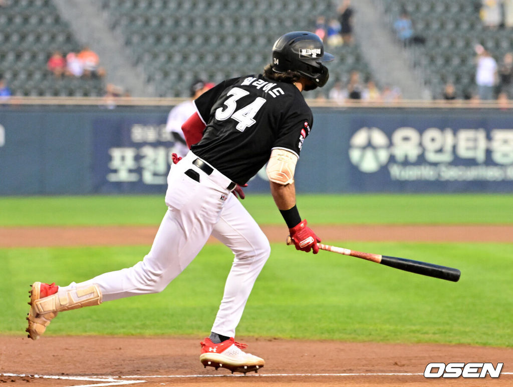 20일 서울 잠실야구장에서 2026 신한 SOL KBO리그 LG 트윈스와 KT 위즈의 경기가 열렸다.LG는 신예 박시원, KT는 베테랑 고영표가 선발로 나섰다.1회초 1사 1,2루에서 KT 힐리어드가 선제 1타점 우중간 적시타를 날리고 있다. 2026.08.20 / jpnews@osen.co.kr