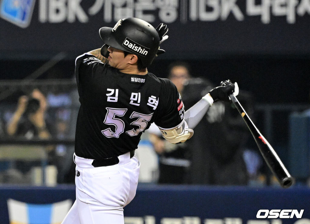20일 서울 잠실야구장에서 2026 신한 SOL KBO리그 LG 트윈스와 KT 위즈의 경기가 열렸다.LG는 신예 박시원, KT는 베테랑 고영표가 선발로 나섰다.7회초 1사 만루에서 KT 김민혁이 싹쓸이 3타점 역전 적시 2루타를 날리고 있다. 2026.08.20 / jpnews@osen.co.kr