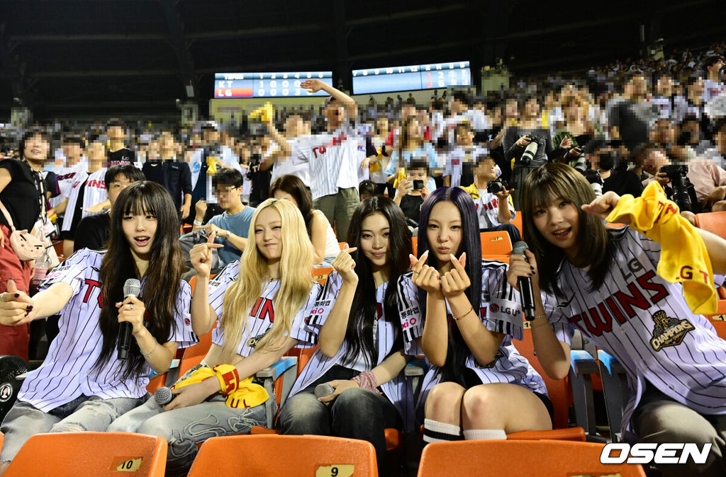 20일 서울 잠실야구장에서 2026 신한 SOL KBO리그 LG 트윈스와 KT 위즈의 경기가 열렸다.LG는 신예 박시원, KT는 베테랑 고영표가 선발로 나섰다.키비츠가 응원을 하며 포즈를 취하고 있다. 2026.08.20 / jpnews@osen.co.kr