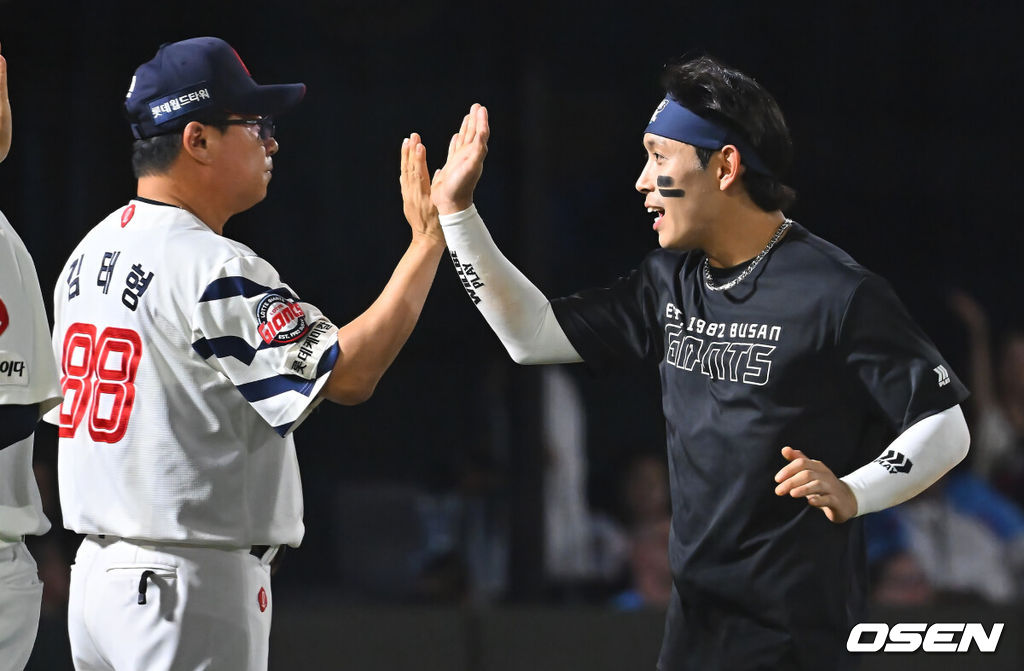 20일 부산 사직야구장에서 2026 신한 SOL KBO 리그 롯데 자이언츠와 키움 히어로즈의 경기가 열렸다. 홈팀 롯데는 나균안이, 방문팀 키움은 박준현이 선발 출전했다.롯데 자이언츠 황성빈이 키움 히어로즈에 7-1로 승리한 후 김태형 감독과 기쁨을 나누고 있다. 2026.08.20 / foto0307@osen.co.kr