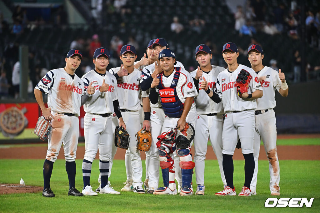 20일 부산 사직야구장에서 2026 신한 SOL KBO 리그 롯데 자이언츠와 키움 히어로즈의 경기가 열렸다. 홈팀 롯데는 나균안이, 방문팀 키움은 박준현이 선발 출전했다.롯데 자이언츠 선수들이 키움 히어로즈에 7-1로 승리한 후 기념촬영을 하고 있다. 2026.08.20 / foto0307@osen.co.kr