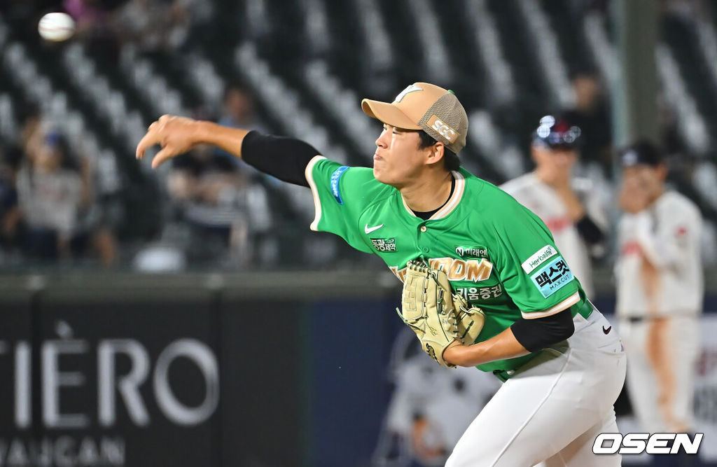 20일 부산 사직야구장에서 2026 신한 SOL KBO 리그 롯데 자이언츠와 키움 히어로즈의 경기가 열렸다. 홈팀 롯데는 나균안이, 방문팀 키움은 박준현이 선발 출전했다.키움 히어로즈 김선기가 역투하고 있다. 2026.08.20 / foto0307@osen.co.kr