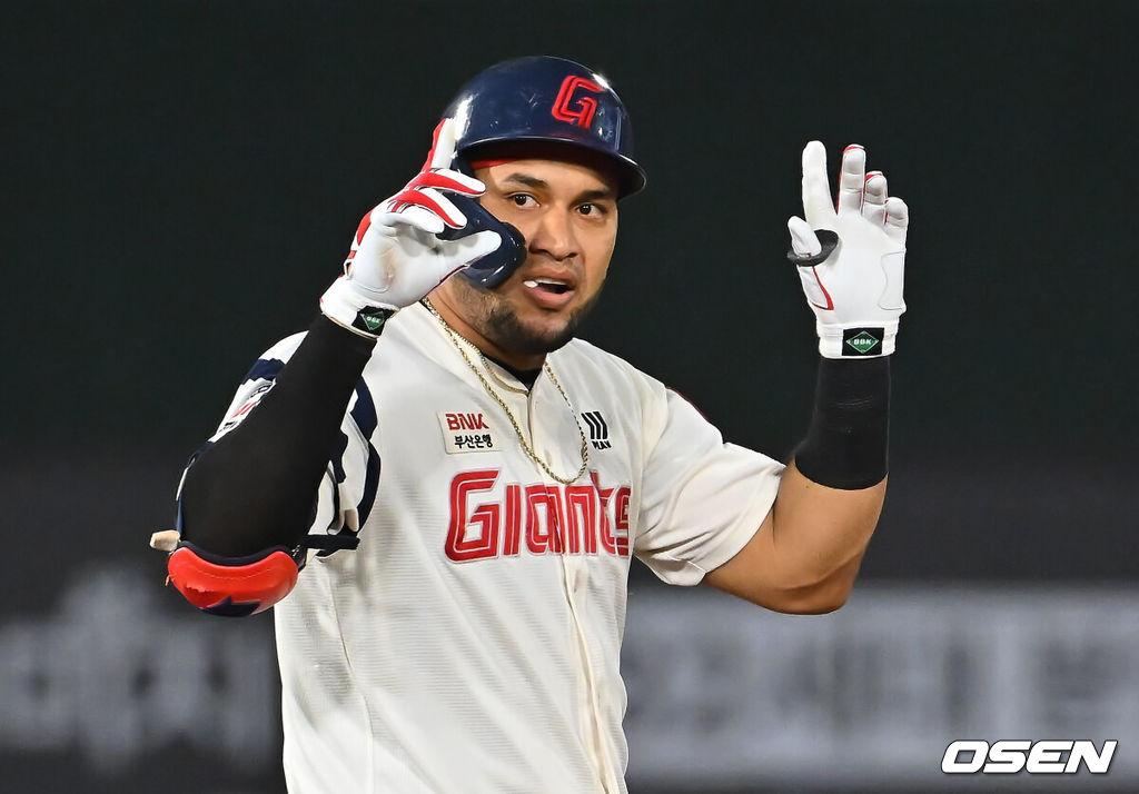20일 부산 사직야구장에서 2026 신한 SOL KBO 리그 롯데 자이언츠와 키움 히어로즈의 경기가 열렸다. 홈팀 롯데는 나균안이, 방문팀 키움은 박준현이 선발 출전했다.롯데 자이언츠 레이예스가 6회말 무사 1,2루 우중간 1타점 2루타를 치고 세리머니를 하고 있다. 2026.08.20 / foto0307@osen.co.kr