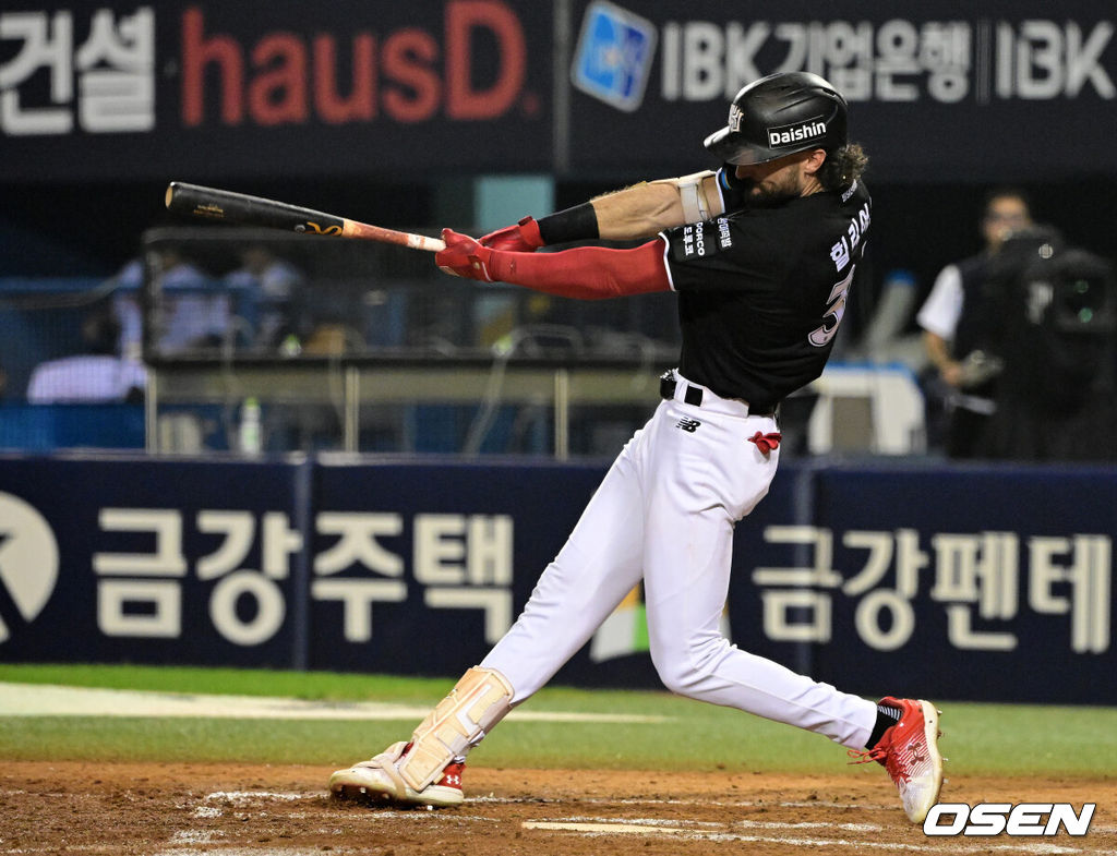 20일 서울 잠실야구장에서 2026 신한 SOL KBO리그 LG 트윈스와 KT 위즈의 경기가 열렸다.LG는 신예 박시원, KT는 베테랑 고영표가 선발로 나섰다.8회초 1사 1,3루에서 KT 힐리어드가 1타점 중전 적시타를 날리고 있다. 2026.08.20 / jpnews@osen.co.kr