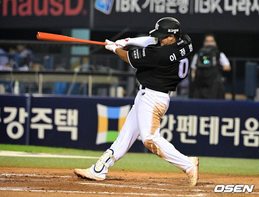 20일 서울 잠실야구장에서 2026 신한 SOL KBO리그 LG 트윈스와 KT 위즈의 경기가 열렸다.LG는 신예 박시원, KT는 베테랑 고영표가 선발로 나섰다.8회초 2사 1,2루에서 KT 이정범이 1타점 우전 적시타를 날리고 있다. 2026.08.20 / jpnews@osen.co.kr