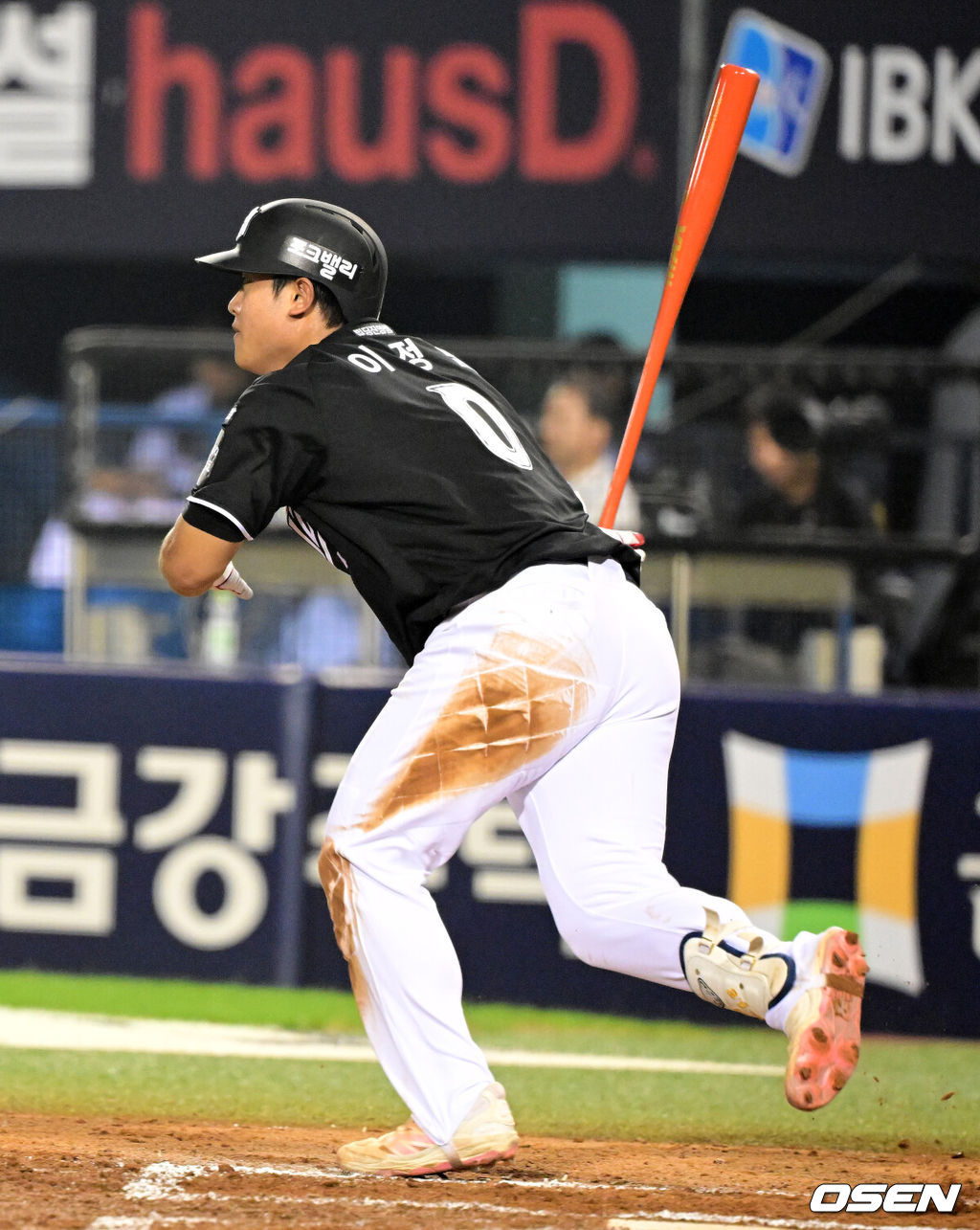 20일 서울 잠실야구장에서 2026 신한 SOL KBO리그 LG 트윈스와 KT 위즈의 경기가 열렸다.LG는 신예 박시원, KT는 베테랑 고영표가 선발로 나섰다.7회초 1사 3루에서 KT 이정범이 희생플라이를 날리고 있다. 2026.08.20 / jpnews@osen.co.kr