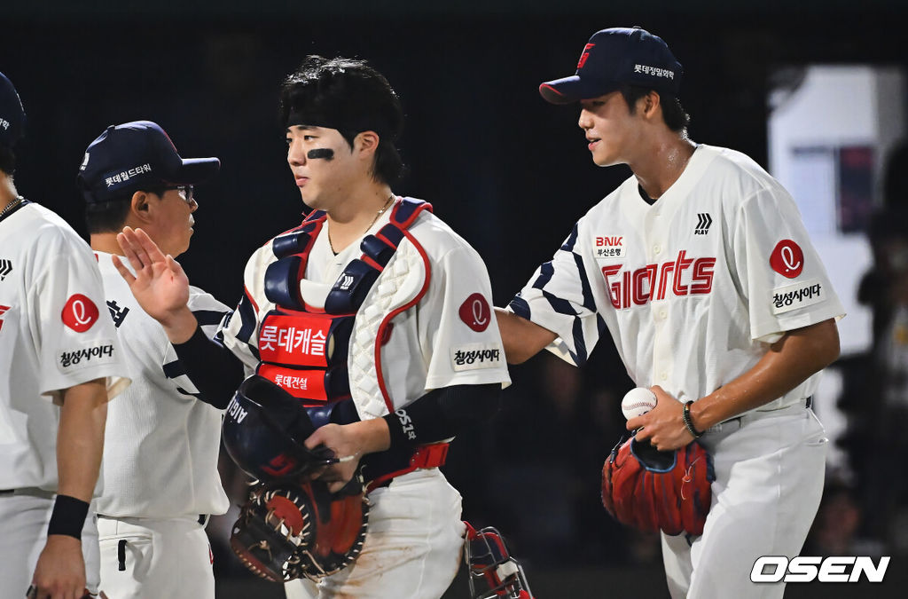 18일 부산 사직야구장에서 2026 신한 SOL KBO 리그 롯데 자이언츠와 키움 히어로즈의 경기가 열렸다. 홈팀 롯데는 비슬리가, 방문팀 키움은 전준표가 선발 출전했다.롯데 자이언츠 손성빈과 김한결이 키움 히어로즈에 15-10으로 짜릿한 역전승을 올린 후 김태형 감독과 기쁨을 나누고 있다. 2026.08.18 / foto0307@osen.co.kr