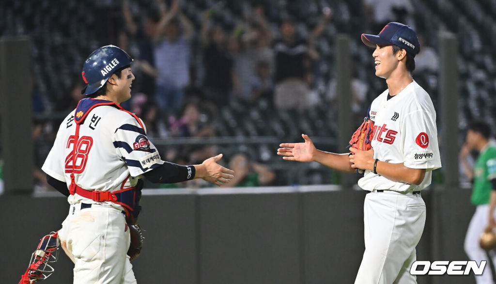 18일 부산 사직야구장에서 2026 신한 SOL KBO 리그 롯데 자이언츠와 키움 히어로즈의 경기가 열렸다. 홈팀 롯데는 비슬리가, 방문팀 키움은 전준표가 선발 출전했다.롯데 자이언츠 김한결이 키움 히어로즈에 15-10으로 짜릿한 역전승을 올린 후 손성빈과 기쁨을 나누고 있다. 2026.08.18 / foto0307@osen.co.kr
