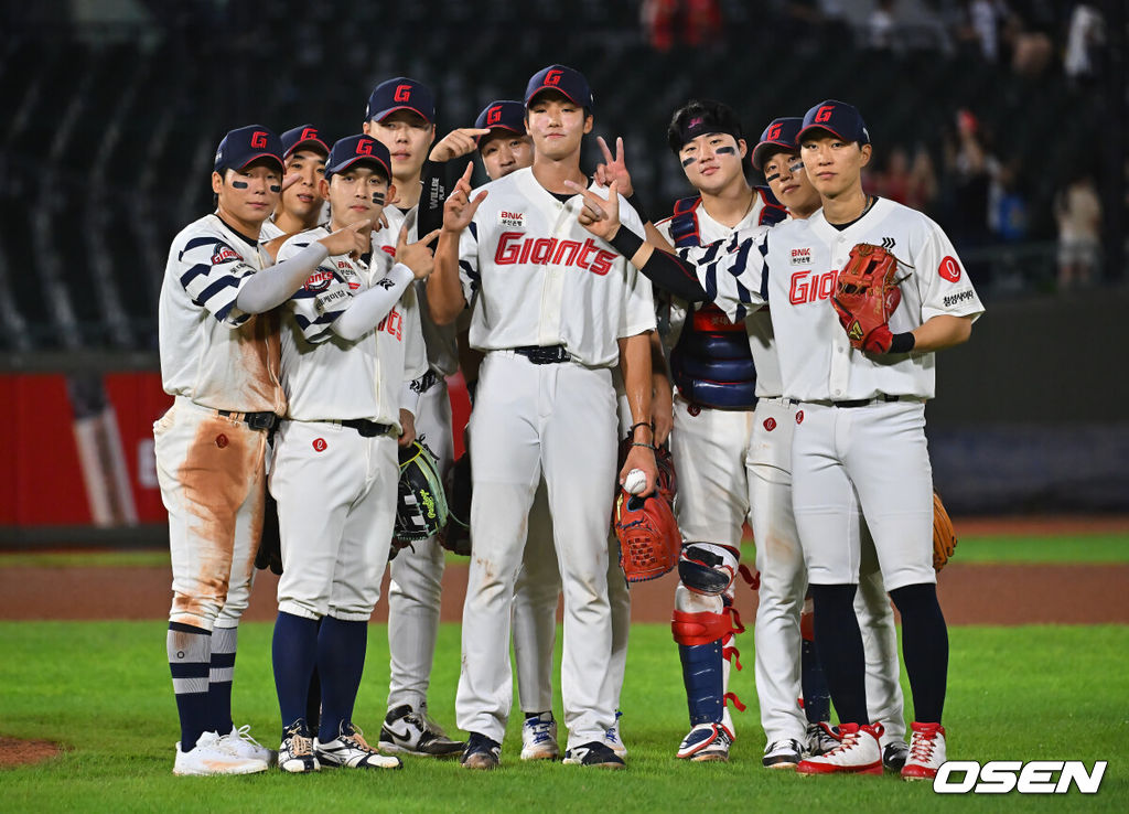 18일 부산 사직야구장에서 2026 신한 SOL KBO 리그 롯데 자이언츠와 키움 히어로즈의 경기가 열렸다. 홈팀 롯데는 비슬리가, 방문팀 키움은 전준표가 선발 출전했다.롯데 자이언츠 김한결과 선수들이 키움 히어로즈에 15-10으로 짜릿한 역전승을 올린 후 기념촬영을 하고 있다. 2026.08.18 / foto0307@osen.co.kr