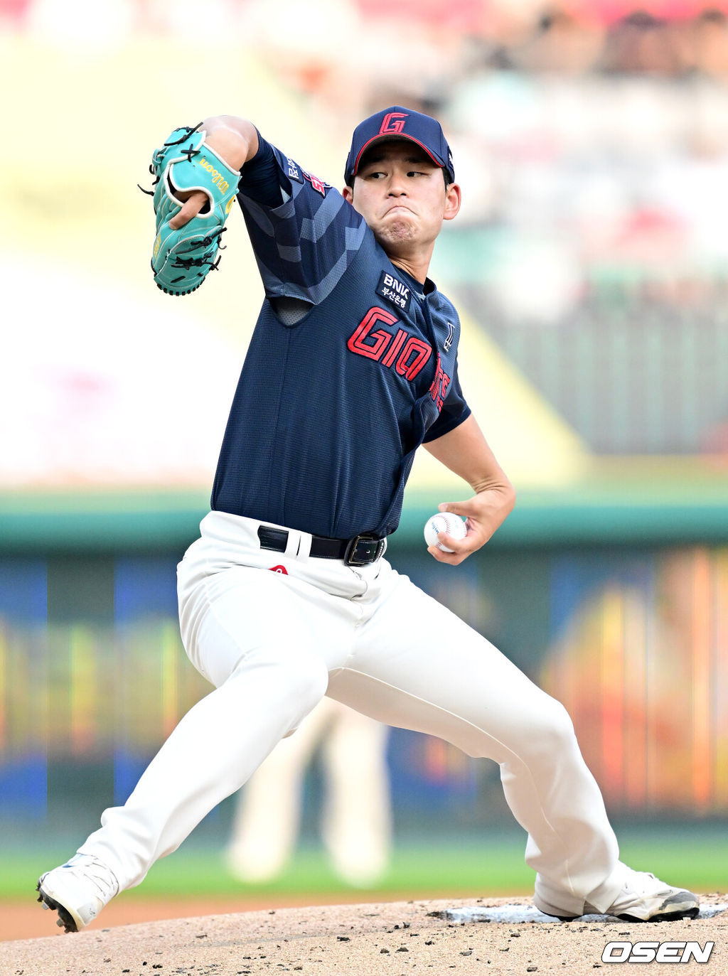 16일 인천 SSG랜더스필드에서 ‘2026 신한 SOL Bank KBO리그’ SSG 랜더스와 롯데 자이언츠의 경기가 열렸다.홈팀 SSG는 김민준, 방문팀 롯데는 김진욱을 선발로 내세웠다.1회말 롯데 선발 김진욱이 힘차게 공을 뿌리고 있다. 2026.06.16 / dreamer@osen.co.kr