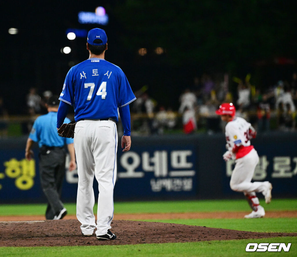 12일 광주-기아 챔피언스필드에서 2026 신한 SOL KBO리그 KIA 타이거즈와 삼성 라이온즈의 경기가 열렸다.KIA는 제임스 네일, 삼성은 오스틴 보스를 선발로 내세웠다.7회말 무사 2루에서 삼성 사토시가 KIA 하주석에 우월 투런포를 허용하며 아쉬워하고 있다. 2026.08.12 / jpnews@osen.co.kr