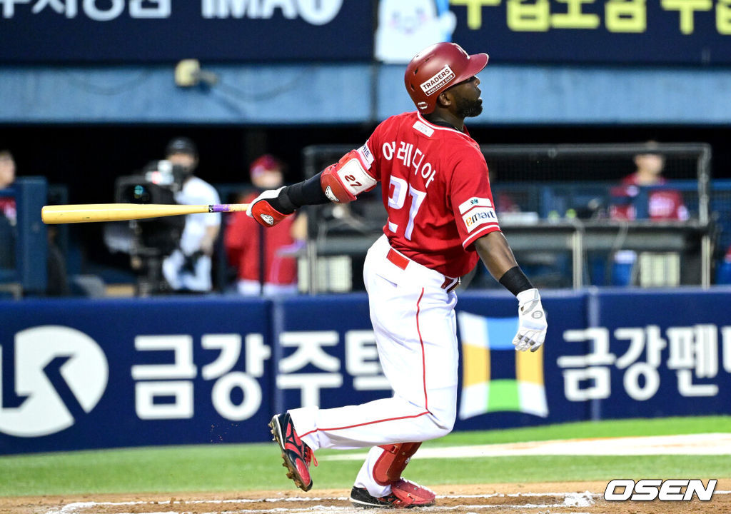 7일 서울 잠실야구장에서 ‘2026 신한 SOL Bank KBO리그’ 두산 베어스와 SSG 랜더스의 경기가 열렸다.홈팀 두산은 웨스 벤자민, 방문팀 SSG는 김민준을 선발로 내세웠다.6회초 1사 1, 2루 상황 SSG 에레디아가 선제 2타점 좌중간 2루타를 날리고 있다. 2026.07.07 / dreamer@osen.co.kr