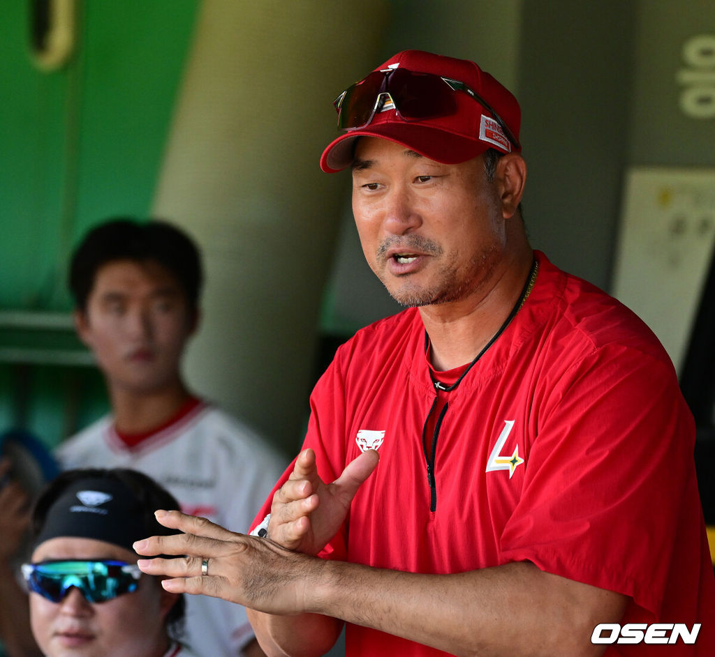 2일 강화 SSG퓨처스필드에서 2026 메디힐 KBO 퓨처스리그 SSG 랜더스와 두산 베어스의 경기가 열렸다.이날 SSG이 두산에 2-1 승리를 거두며 전날 패배를 설욕했다. 클리닝 타임을 앞두고 폭염 콜드 게임이 선언됐다.SSG 봉중근 코치가 박정권 퓨처스 감독과 이야기를 나누고 있다. 2026.08.02 / jpnews@osen.co.kr
