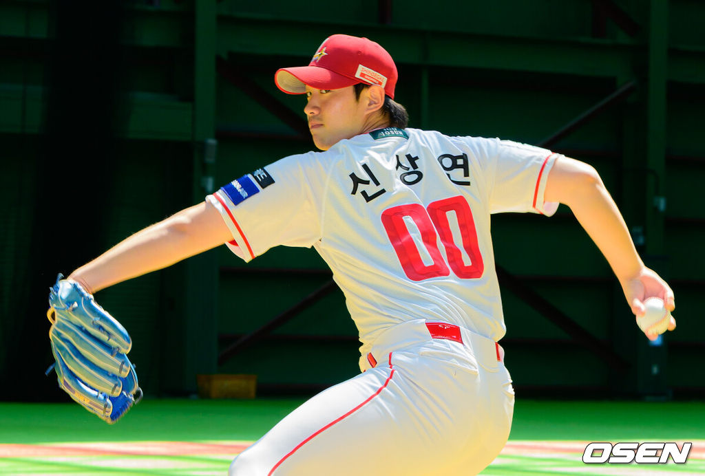 2일 강화 SSG퓨처스필드에서 2026 메디힐 KBO 퓨처스리그 SSG 랜더스와 두산 베어스의 경기가 열렸다.이날 SSG이 두산에 2-1 승리를 거두며 전날 패배를 설욕했다. 클리닝 타임을 앞두고 폭염 콜드 게임이 선언됐다.SSG 신상연이 포즈를 취하고 있다. 2026.08.02 / jpnews@osen.co.kr