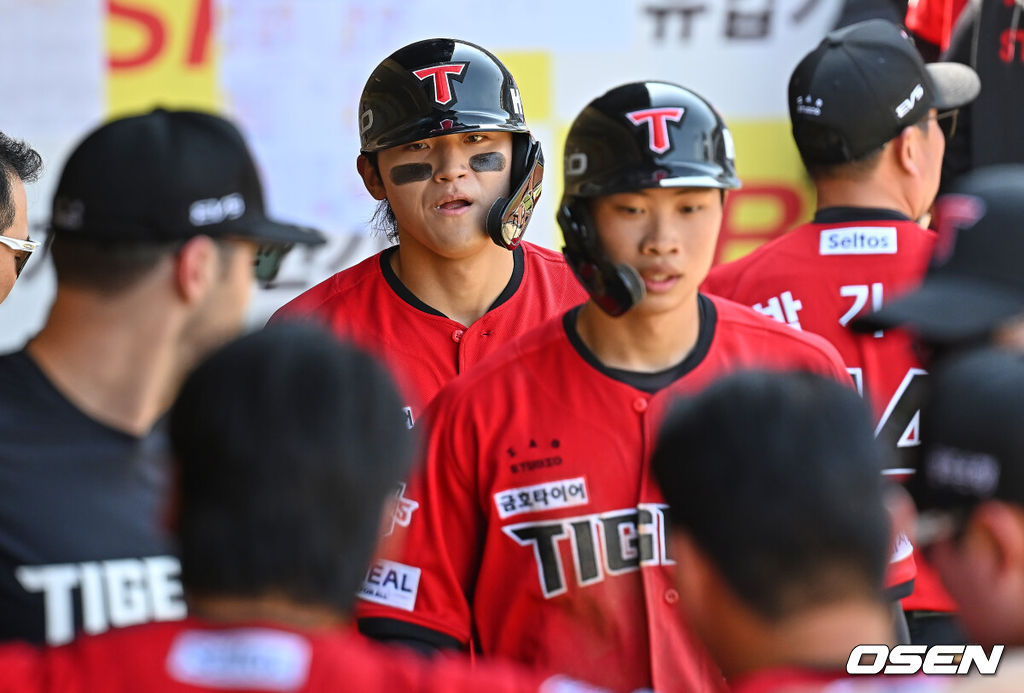 17일 대구삼성라이온즈파크에서 2026 신한 SOL KBO 리그 삼성 라이온즈와 KIA 타이거즈의 경기가 열렸다. 홈팀 삼성은 최원태가, 방문팀 KIA는 김태형이 선발 출전했다. KIA 타이거즈 김도영이 2회초 2사 2루 좌월 2점 홈런을 치고 하이파이브를 하고 있다. 2026.05.17 / foto0307@osen.co.kr