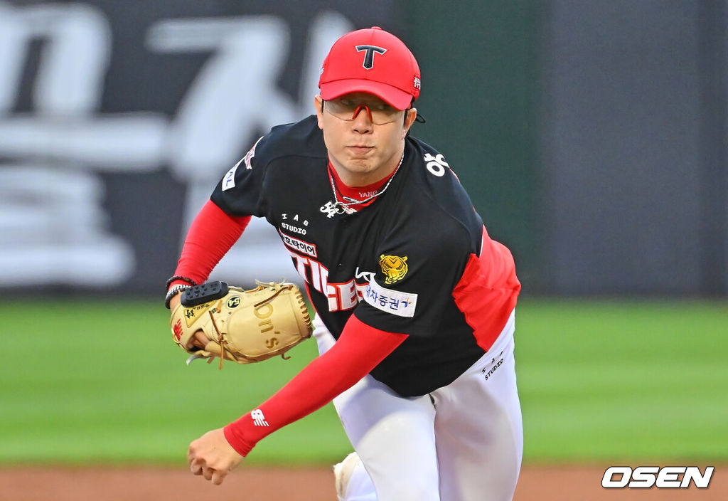 9일 부산 사직야구장에서 2026 신한 SOL KBO 리그 롯데 자이언츠와 KIA 타이거즈의 경기가 열렸다. 홈팀 롯데는 김진욱이, 방문팀 KIA는 양현종이 선발 출전했다.KIA 타이거즈 선발 투수 양현종이 역투하고 있다. 2026.07.09 / foto0307@osen.co.kr
