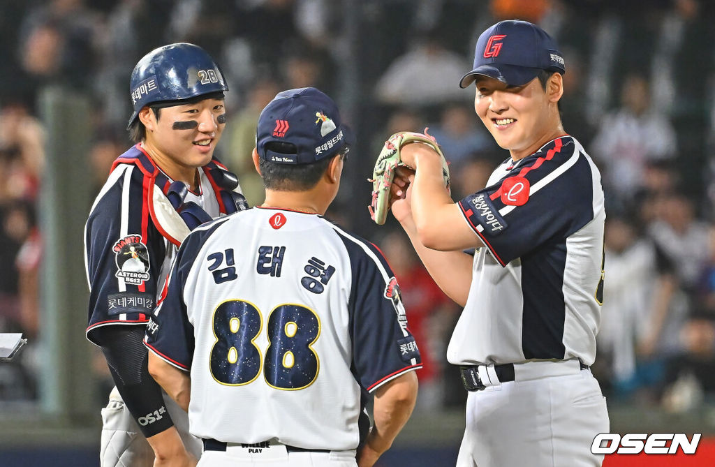 21일 부산 사직야구장에서 2026 신한 SOL KBO 리그 롯데 자이언츠와 SSG 랜더스의 경기가 열렸다. 홈팀 롯데는 비슬리가, 방문팀 SSG는 타케다가 선발 출전했다.롯데 자이언츠 김태형 감독이 8회초 마운드에 올라 최준용-손성빈과 웃으며 얘기하고 있다. 2026.07.21 / foto0307@osen.co.kr