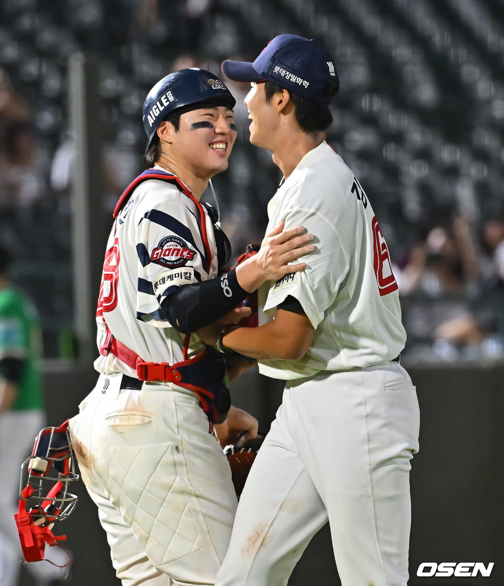 18일 부산 사직야구장에서 2026 신한 SOL KBO 리그 롯데 자이언츠와 키움 히어로즈의 경기가 열렸다. 홈팀 롯데는 비슬리가, 방문팀 키움은 전준표가 선발 출전했다.롯데 자이언츠 김한결이 키움 히어로즈에 15-10으로 짜릿한 역전승을 올린 후 손성빈과 기쁨을 나누고 있다. 2026.08.18 / foto0307@osen.co.kr