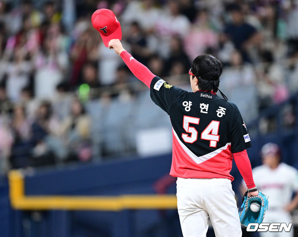 21일 서울 고척스카이돔에서 ‘2026 신한 SOL Bank KBO리그’ 키움 히어로즈와 KIA 타이거즈의 경기가 열렸다.이날 경기는 걸그룹 UDTT(우당탕탕 소녀단)이 시구 및 경기 전 공연을 펼치며 야구장을 뜨겁게 달궜다.4회말 1사 주자없는 상황 키움 데이비슨의 뜬공 타구를 KIA 우익수 나성범이 몸을 던지며 잡아냈다. 모자를 벗어 인사를 전하는 KIA 선발 양현종. 2026.08.21 / dreamer@osen.co.kr