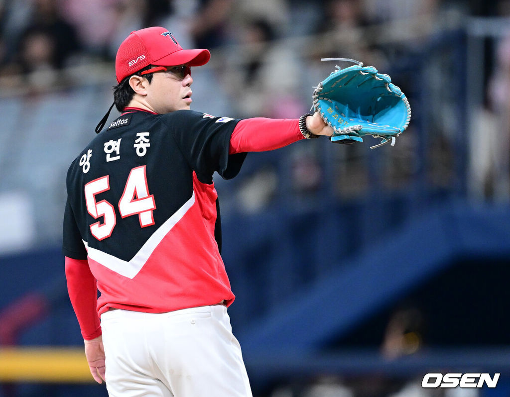 21일 서울 고척스카이돔에서 ‘2026 신한 SOL Bank KBO리그’ 키움 히어로즈와 KIA 타이거즈의 경기가 열렸다.이날 경기는 걸그룹 UDTT(우당탕탕 소녀단)이 시구 및 경기 전 공연을 펼치며 야구장을 뜨겁게 달궜다.4회말 1사 주자없는 상황 키움 데이비슨의 뜬공 타구를 KIA 우익수 나성범이 몸을 던지며 잡아냈다. 더그아웃을 향해 제스처를 보내는 KIA 선발 양현종. 2026.08.21 / dreamer@osen.co.kr