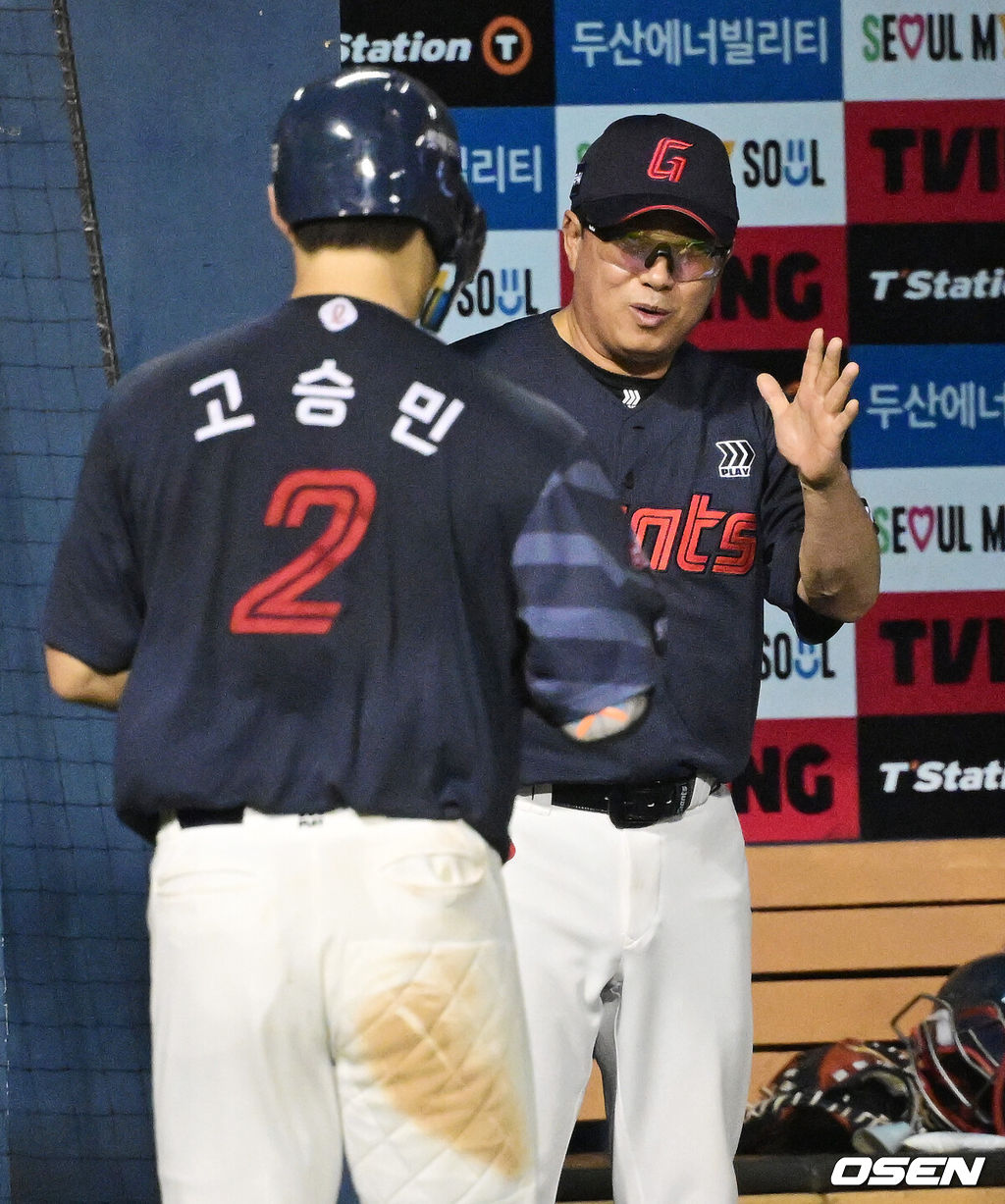 21일 서울 잠실야구장에서 2026 신한 SOL KBO리그 두산 베어스와 롯데 자이언츠의 경기가 열렸다.두산은 최승용, 롯데는 김진욱이 선발로 나섰다.8회초 2사 만루에서 롯데 고승민이 만루 홈런을 날리며 김태형 감독과 하이파이브를 하고 있다. 2026.08.21 / jpnews@osen.co.kr 