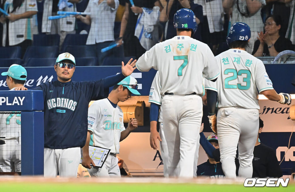 21일 창원NC파크에서 2026 신한 SOL KBO 리그 NC 다이노스와 삼성 라이온즈의 경기가 열렸다. 홈팀 NC는 토다가, 방문팀 삼성은 원태인이 선발 출전했다. NC 다이노스 이호준 감독이 3회말 1사 2,3루 최정원의 중견수 앞 2타점 안타때 득점을 올린 김주원과 천재환을 반기고 있다. 2026.08.21 / foto0307@osen.co.kr