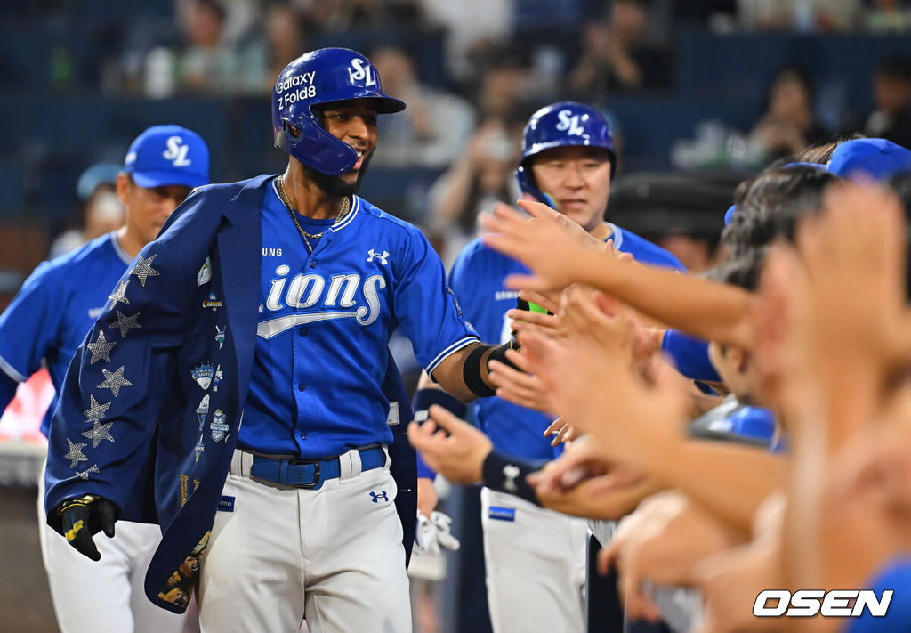 21일 창원NC파크에서 2026 신한 SOL KBO 리그 NC 다이노스와 삼성 라이온즈의 경기가 열렸다. 홈팀 NC는 토다가, 방문팀 삼성은 원태인이 선발 출전했다. 삼성 라이온즈 디아즈가 6회초 1사 1루 우월 2점 홈런을 치고 하이파이브를 하고 있다. 2026.08.21 / foto0307@osen.co.kr
