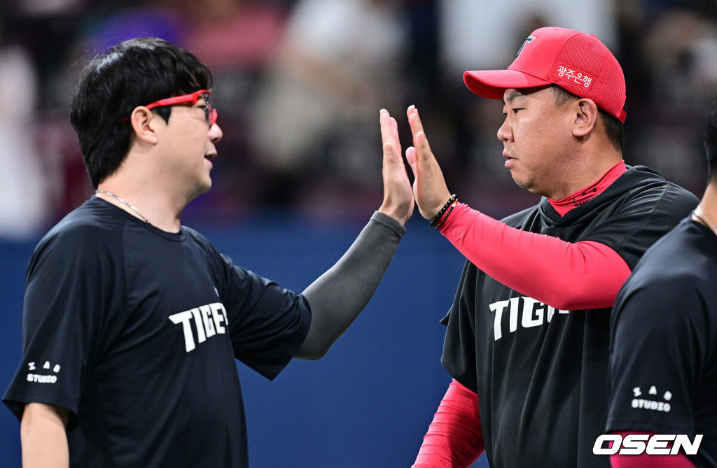 21일 서울 고척스카이돔에서 ‘2026 신한 SOL Bank KBO리그’ 키움 히어로즈와 KIA 타이거즈의 경기가 열렸다.이날 경기는 KIA가 11-1 완승을 거두고 6연승을 달성했다. 올 시즌 고척돔에서 치른 7경기에서 전승을 이어가고 있다. KIA 선발투수 양현종은 5⅓이닝 2피안타 2볼넷 1사구 5탈삼진 1실점 호투로 시즌 9승을 수확했다. 경기를 마치고 KIA 승리투수 양현종과 이범호 감독이 인사를 나누고 있다. 2026.08.21 / dreamer@osen.co.kr