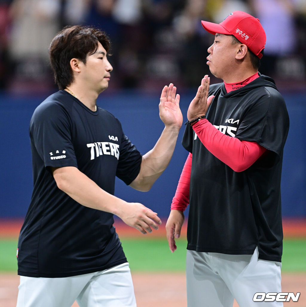 21일 서울 고척스카이돔에서 ‘2026 신한 SOL Bank KBO리그’ 키움 히어로즈와 KIA 타이거즈의 경기가 열렸다.이날 경기는 KIA가 11-1 완승을 거두고 6연승을 달성했다. 올 시즌 고척돔에서 치른 7경기에서 전승을 이어가고 있다. KIA 선발투수 양현종은 5⅓이닝 2피안타 2볼넷 1사구 5탈삼진 1실점 호투로 시즌 9승을 수확했다. 경기를 마치고 KIA 나성범과 이범호 감독이 인사를 나누고 있다. 2026.08.21 / dreamer@osen.co.kr