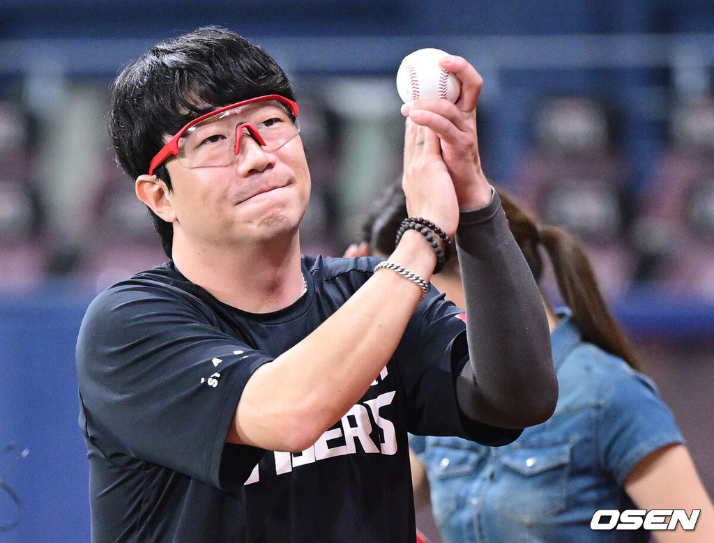 21일 서울 고척스카이돔에서 ‘2026 신한 SOL Bank KBO리그’ 키움 히어로즈와 KIA 타이거즈의 경기가 열렸다.이날 경기는 KIA가 11-1 완승을 거두고 6연승을 달성했다. 올 시즌 고척돔에서 치른 7경기에서 전승을 이어가고 있다. KIA 선발투수 양현종은 5⅓이닝 2피안타 2볼넷 1사구 5탈삼진 1실점 호투로 시즌 9승을 수확했다. 경기를 마치고 개인 통산 13시즌 연속 100이닝 투구를 펼치며 승리를 이끈 KIA 양현종이 방송 인터뷰를 마치고 팬들에게 인사를 전하고 있다. 2026.08.21 / dreamer@osen.co.kr