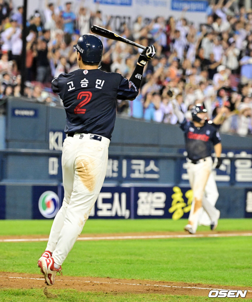 21일 서울 잠실야구장에서 2026 신한 SOL KBO리그 두산 베어스와 롯데 자이언츠의 경기가 열렸다.두산은 최승용, 롯데는 김진욱이 선발로 나섰다.8회초 2사 만루에서 롯데 고승민이 만루 홈런을 날리며 열광하고 있다. 2026.08.21 / jpnews@osen.co.kr