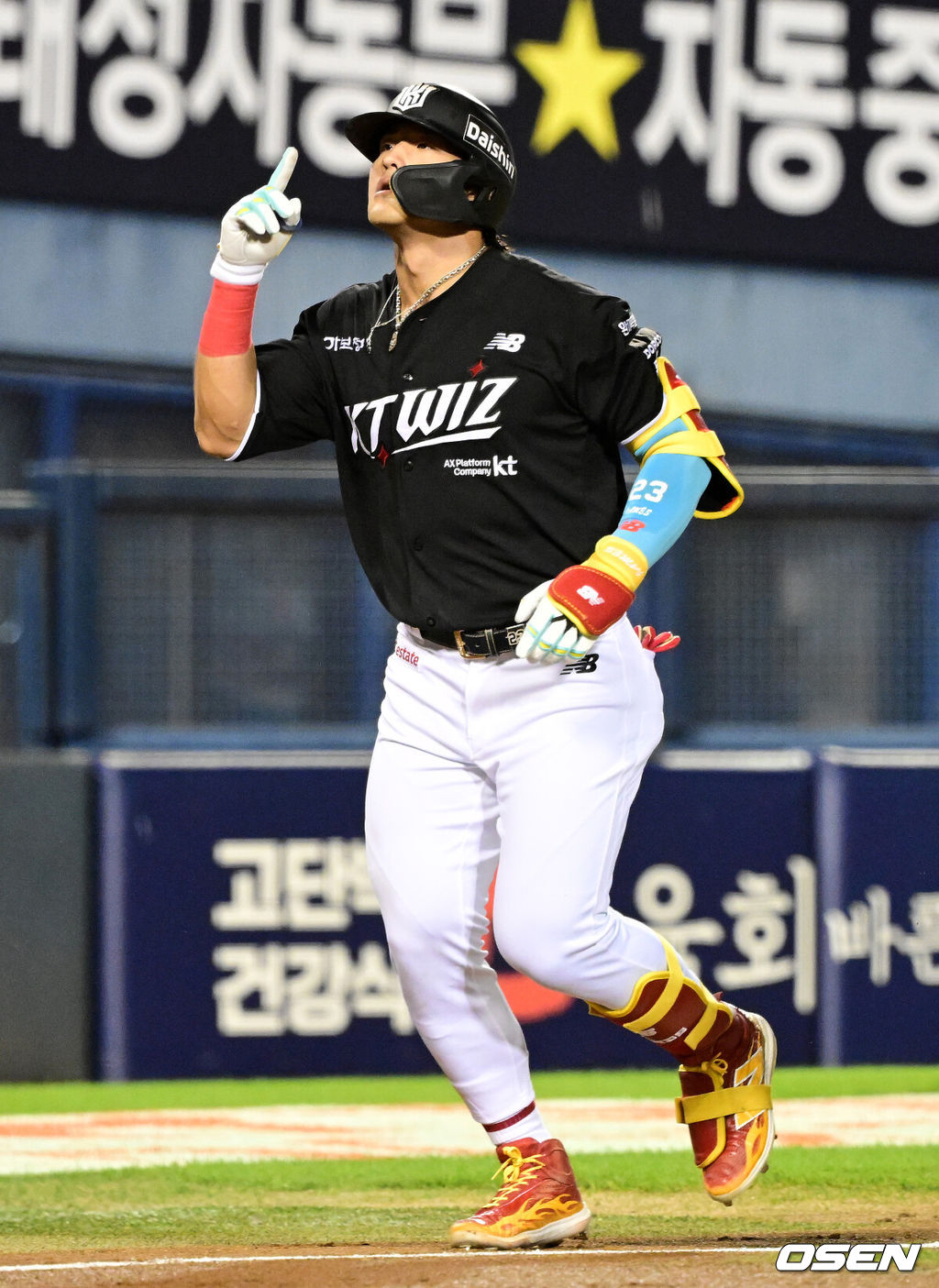 18일 서울 잠실야구장에서 2026 신한 SOL KBO리그 LG 트윈스와 KT 위즈의 경기가 열렸다.LG는 임찬규, KT는 소형준을 선발로 내세웠다.4회초 무사에서 KT 안현민이 좌중월 솔로포를 날리며 기뻐하고 있다. 2026.08.18 / jpnews@osen.co.kr