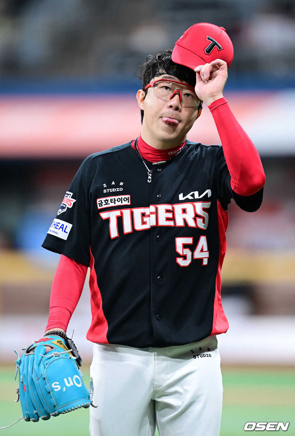 21일 서울 고척스카이돔에서 ‘2026 신한 SOL Bank KBO리그’ 키움 히어로즈와 KIA 타이거즈의 경기가 열렸다.홈팀 키움은 하영민, 방문팀 KIA는 양현종을 선발로 내세웠다.6회말 1사 1루 상황 KIA 선발 양현종이 마운드를 내려가며 모자를 벗어 팬들에게 인사를 전하고 있다. 2026.08.21 / dreamer@osen.co.kr