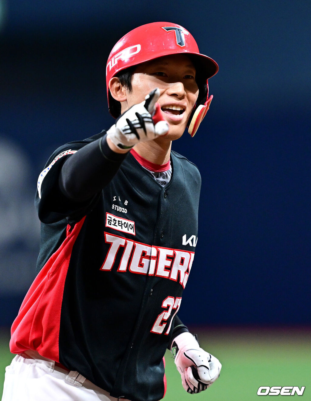 21일 서울 고척스카이돔에서 ‘2026 신한 SOL Bank KBO리그’ 키움 히어로즈와 KIA 타이거즈의 경기가 열렸다.홈팀 키움은 하영민, 방문팀 KIA는 양현종을 선발로 내세웠다.7회초 2사 만루 상황 KIA 김호령이 달아나는 좌중간 만루포를 날리고 그라운드를 돌며 기뻐하고 있다. 2026.08.21 / dreamer@osen.co.kr