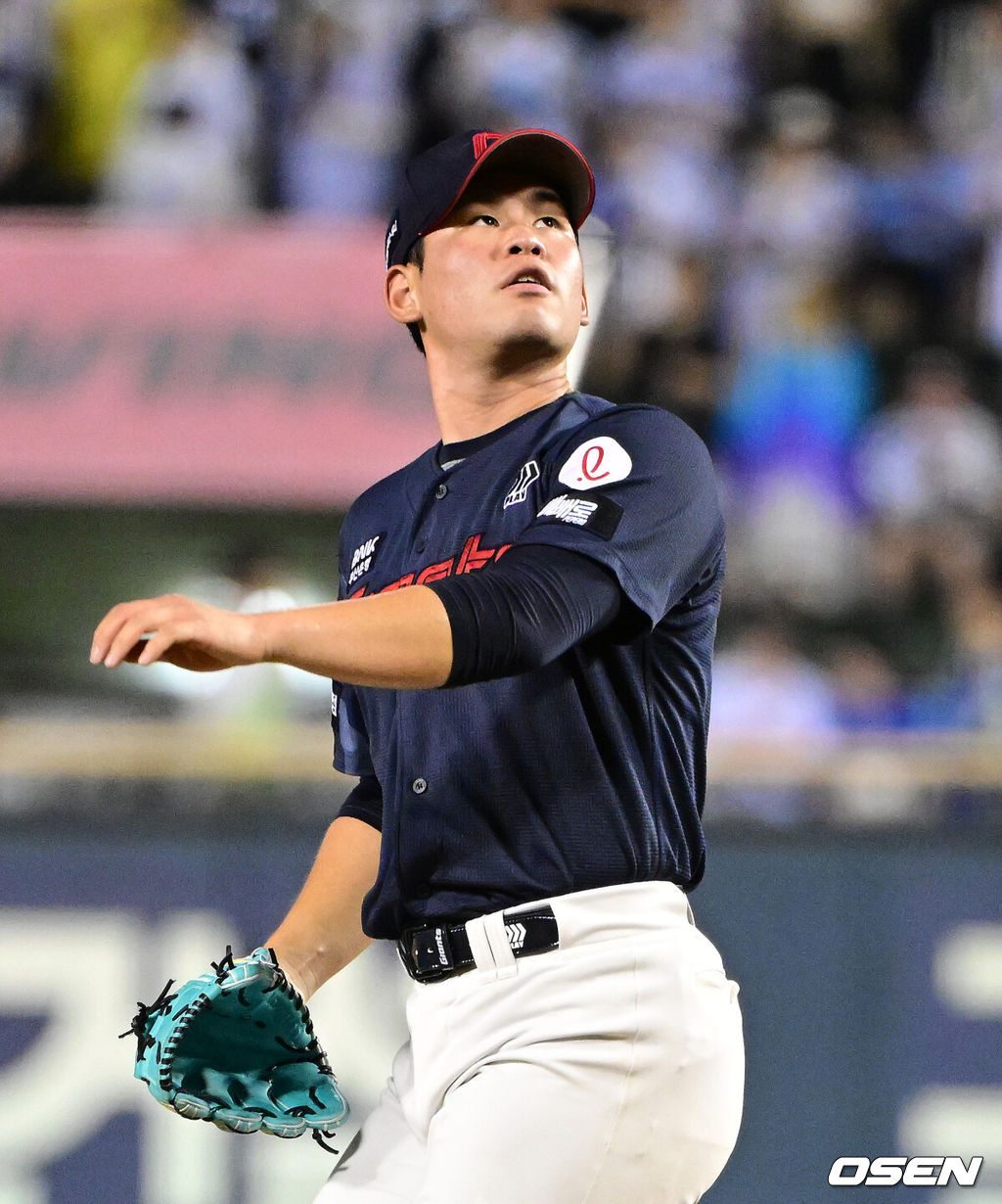 21일 서울 잠실야구장에서 2026 신한 SOL KBO리그 두산 베어스와 롯데 자이언츠의 경기가 열렸다.두산은 최승용, 롯데는 김진욱이 선발로 나섰다.5회말 롯데 김진욱이 타구를 바라보하고 있다. 2026.08.21 / jpnews@osen.co.kr