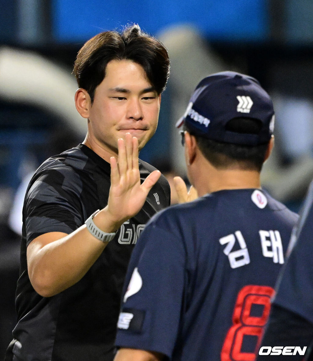 프로야구 롯데 자이언츠가 21일 서울 잠실구장에서 열린 2026 신한 SOL KBO리그 두산 베어스와의 시즌 13차전에서 11-4로 승리했다.롯데는 3연전 기선제압과 함께 파죽의 5연승을 달리며 시즌 50승 2무 57패를 기록했다. 롯데의 5연승은 6월 21일 고척 키움 히어로즈전 이후 61일 만이다. 반면 2연패에 빠진 두산은 57승 4무 50패가 됐다. 경기를 마치고 롯데 김진욱이 김태형 감독와 승리를 기뻐하고 있다. 2026.08.21 / jpnews@osen.co.kr
