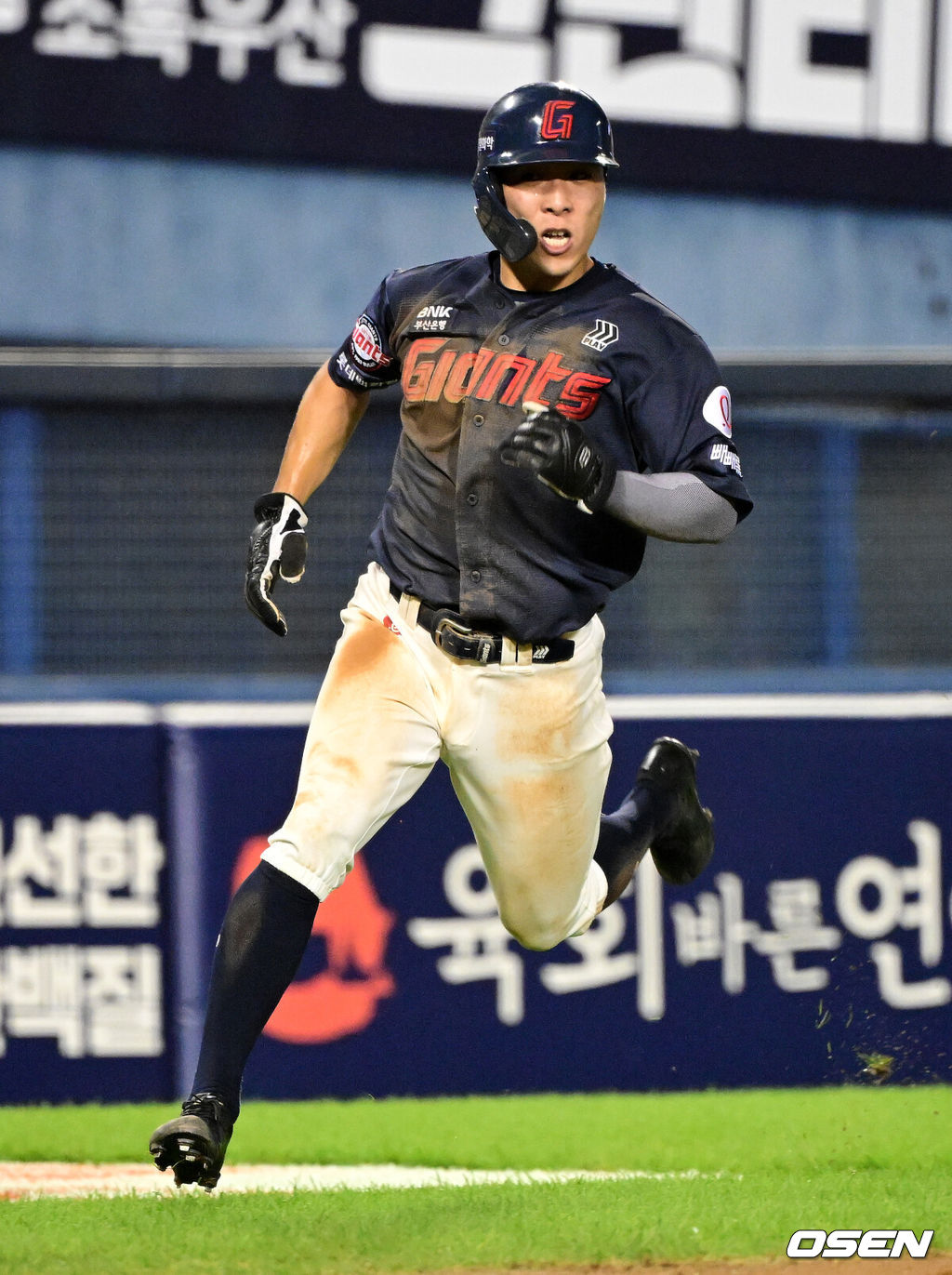 21일 서울 잠실야구장에서 2026 신한 SOL KBO리그 두산 베어스와 롯데 자이언츠의 경기가 열렸다.두산은 최승용, 롯데는 김진욱이 선발로 나섰다.8회초 2사 2루에서 롯데 김동혁이 나승엽의 유격수 땅볼에 홈으로 내달리고 있다. 2026.08.21 / jpnews@osen.co.kr