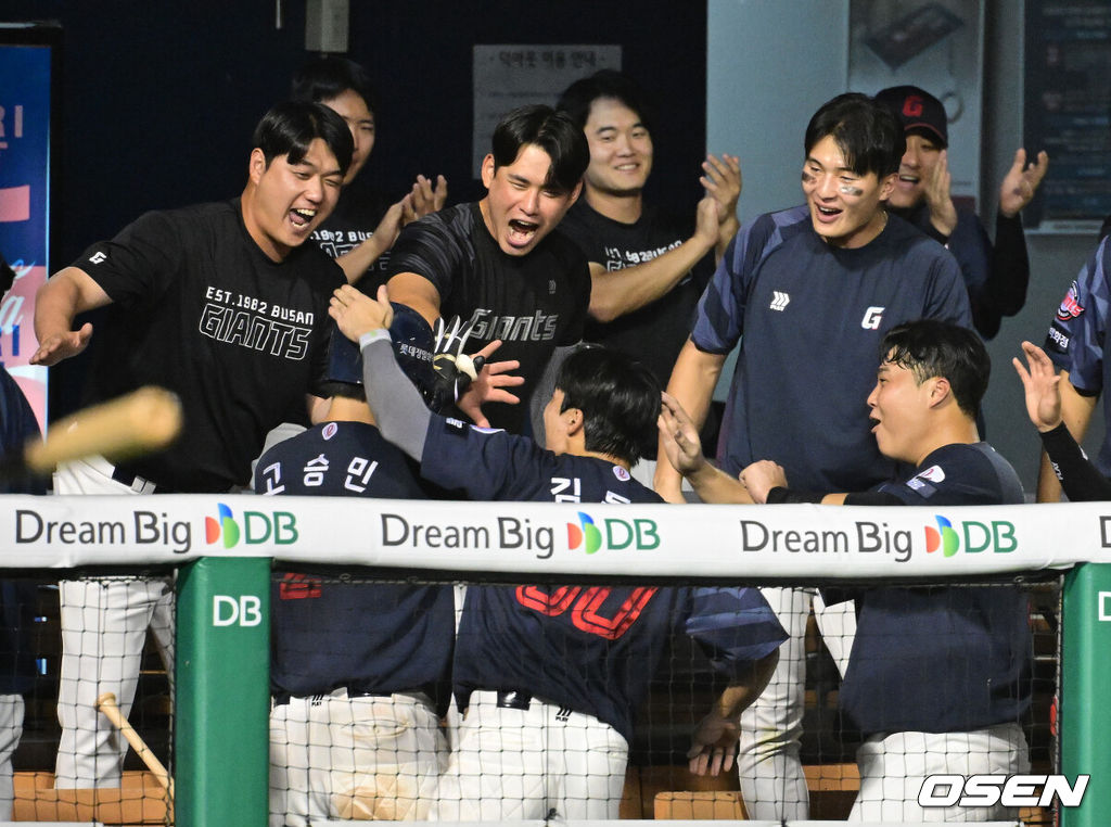 21일 서울 잠실야구장에서 2026 신한 SOL KBO리그 두산 베어스와 롯데 자이언츠의 경기가 열렸다.두산은 최승용, 롯데는 김진욱이 선발로 나섰다.8회초 2사 만루에서 롯데 고승민이 만루 홈런을 날리며 동료선수들과 기뻐하고 있다. 2026.08.21 / jpnews@osen.co.kr