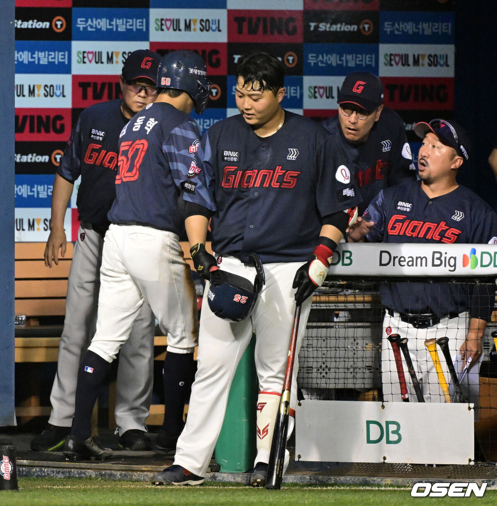 21일 서울 잠실야구장에서 2026 신한 SOL KBO리그 두산 베어스와 롯데 자이언츠의 경기가 열렸다.두산은 최승용, 롯데는 김진욱이 선발로 나섰다.8회초 2사 2루에서 롯데 김동혁이 나승엽의 유격수 땅볼에 두산 박찬호의 실책으로 득점을 올리며 김태형 감독과 하이파이브를 하고 있다. 2026.08.21 / jpnews@osen.co.kr