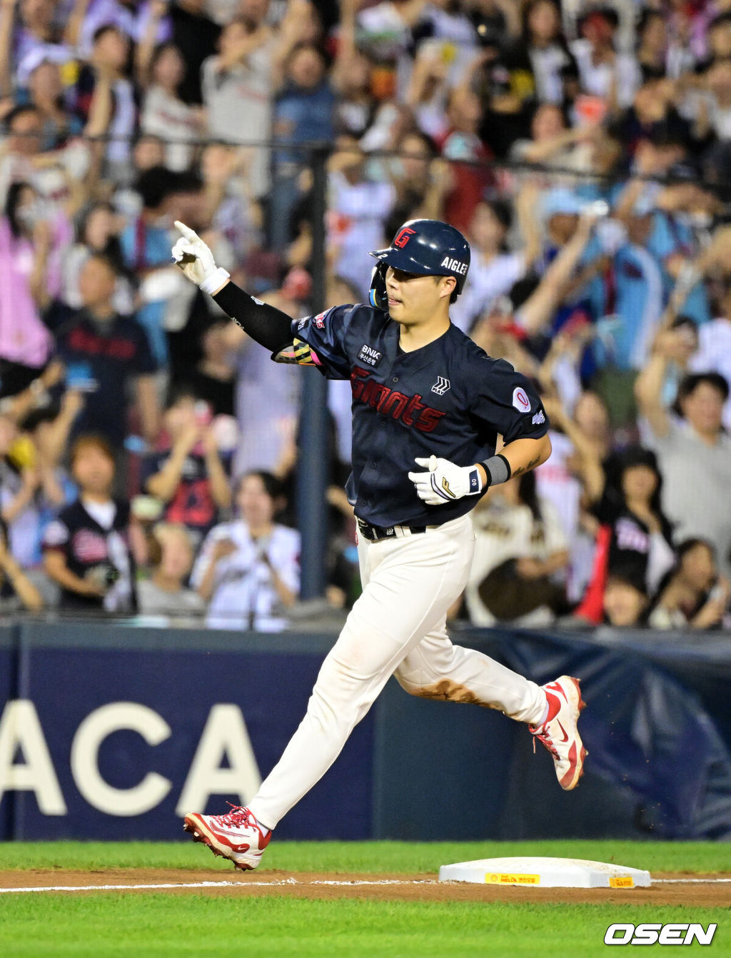 21일 서울 잠실야구장에서 2026 신한 SOL KBO리그 두산 베어스와 롯데 자이언츠의 경기가 열렸다.두산은 최승용, 롯데는 김진욱이 선발로 나섰다.6회초 무사에서 롯데 고승민이 우월 솔로포를 날리며 기뻐하고 있다. 2026.08.21 / jpnews@osen.co.kr