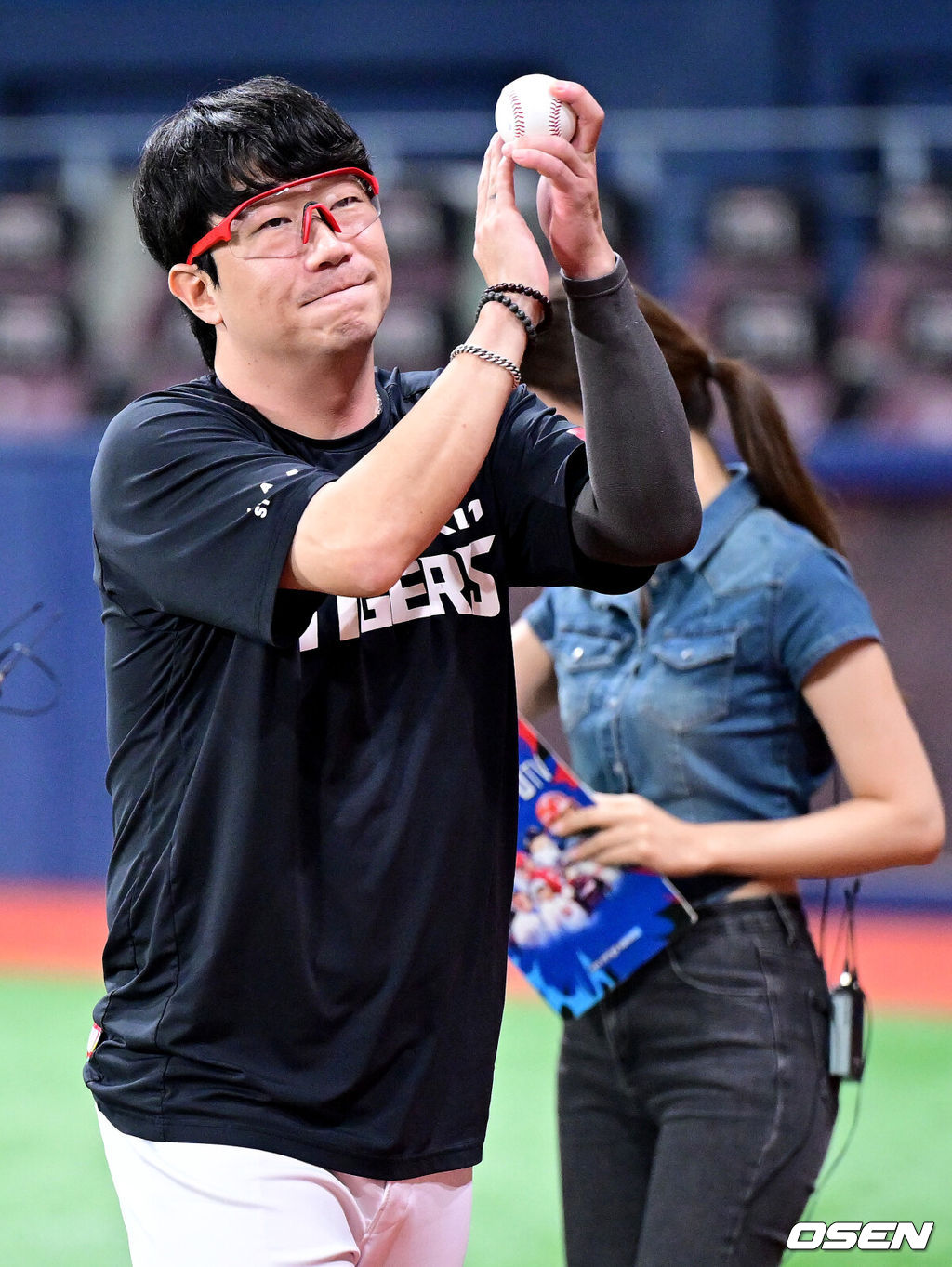 21일 서울 고척스카이돔에서 ‘2026 신한 SOL Bank KBO리그’ 키움 히어로즈와 KIA 타이거즈의 경기가 열렸다.이날 경기는 KIA가 11-1 완승을 거두고 6연승을 달성했다. 올 시즌 고척돔에서 치른 7경기에서 전승을 이어가고 있다. KIA 선발투수 양현종은 5⅓이닝 2피안타 2볼넷 1사구 5탈삼진 1실점 호투로 시즌 9승을 수확했다. 경기를 마치고 개인 통산 13시즌 연속 100이닝 투구를 펼치며 승리를 이끈 KIA 양현종이 방송 인터뷰를 마치고 팬들에게 인사를 전하고 있다. 2026.08.21 / dreamer@osen.co.kr
