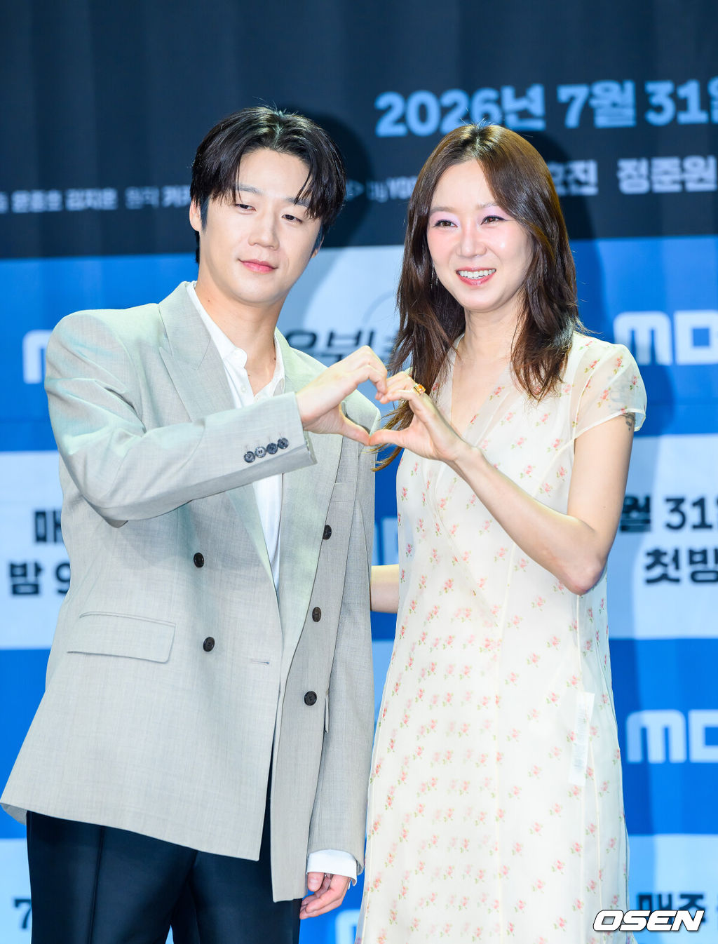 30일 오후 서울 상암동 MBC 골든마우스홀에서 MBC 금토드라마 ‘유부녀 킬러’ 제작발표회(감독 윤종호)가 진행됐다.‘유부녀 킬러’는 낮에는 사람을 처단하는 킬러, 밤에는 아이를 키우는 워킹맘의 이야기를 그린 웹툰을 원작으로 한 드라마로 이날 행사에는 공효진, 정준원, 이상이, 무진성, 최우성, 이은샘, 윤종호 감독이 참석했다. 배우 정준원과 공효진이 포즈를 취하고 있다. 2026.07.30 / soul1014@osen.co.kr