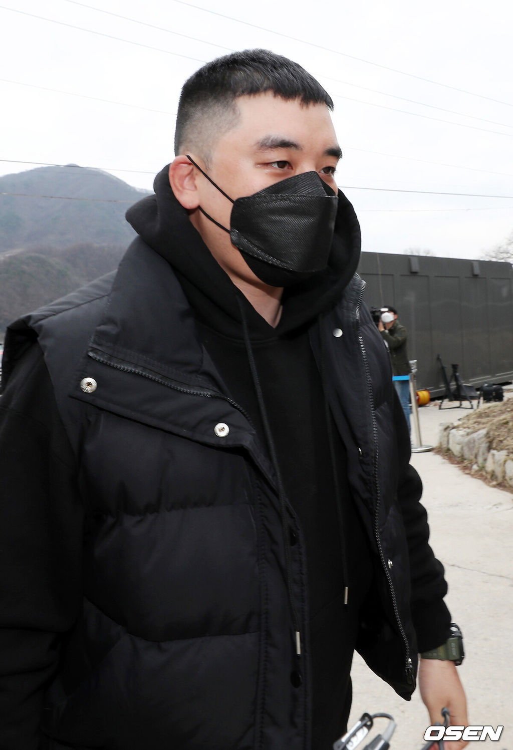 9일 오후 보이그룹 빅뱅의 전 멤버 승리(본명 이승현·30)가 강원 철원군 육군 6사단 신병교육대로 입소했다. 승리는 5주간의 기초군사훈련을 마치고 자대 배치 후 현역으로 복무할 예정이다. 승리는 지난해부터 입영 대상자였지만, 클럽 버닝썬 관련 수사를 받기 위해 직접 입영을 연기한 바 있다. 이로써 승리의 재판은 군사법원으로 이관된다. 승리는 앞서 지난 1월 상습도박⋅외국환거래법 위반⋅성매매처벌법 위반 등의 혐의를 받았지만 불구속 기소된 상태다. 승리가 하차한 후 신병교육대로 입소하고 있다. / rumi@osen.co.kr