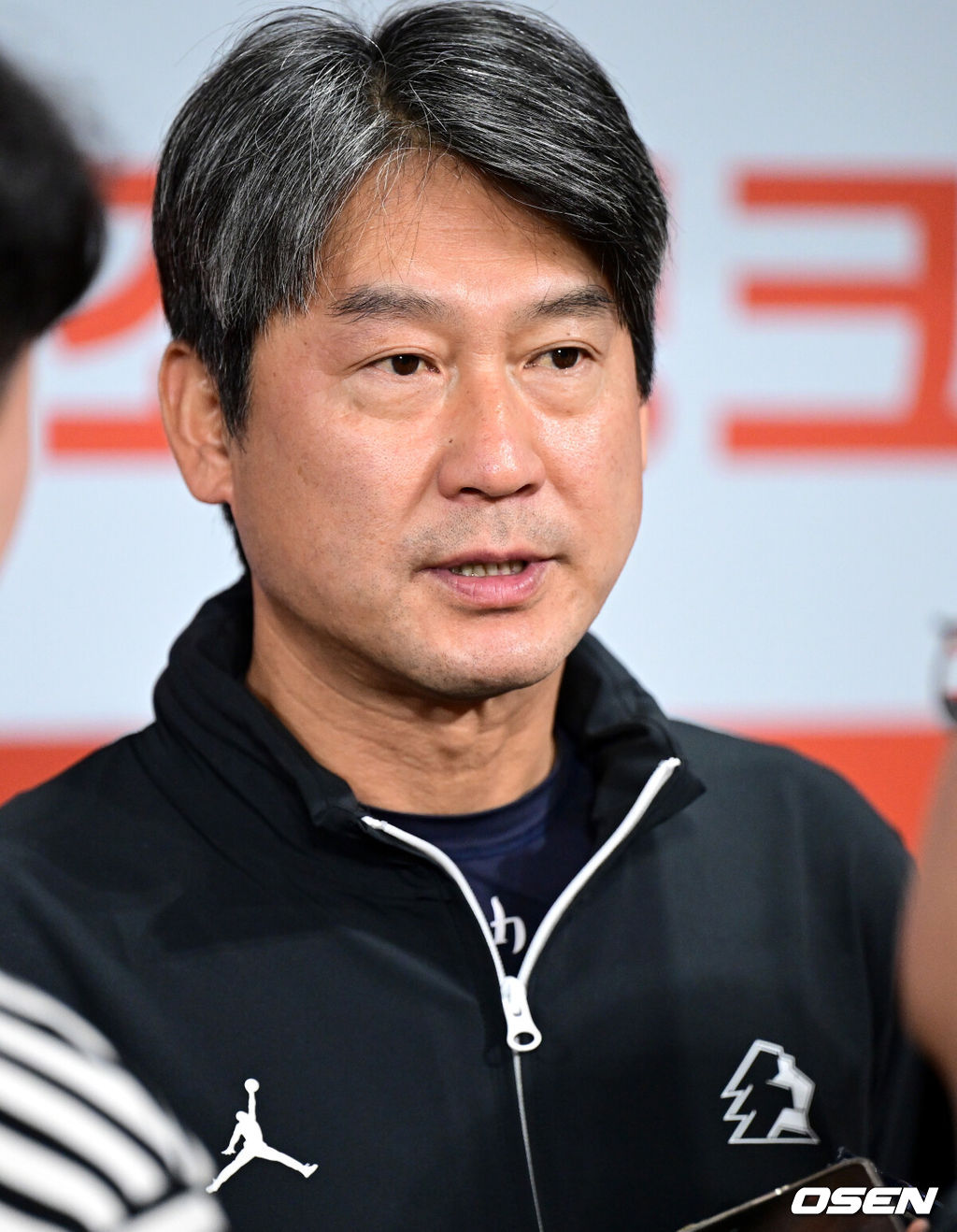 22일 서울 고척스카이돔에서 ‘2026 신한 SOL Bank KBO리그’ 키움 히어로즈와 KIA 타이거즈의 경기가 열린다.홈팀 키움은 안우진, 방문팀 KIA는 애덤 올러를 선발로 내세운다.경기를 앞두고 키움 설종진 감독이 취재진과 인터뷰를 하고 있다. 2026.08.22/ dreamer@osen.co.kr