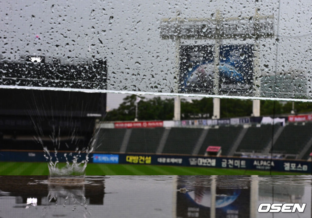 22일 오후 7시 거행될 예정이었던 2026 신한 SOL KBO리그 두산 베어스와 롯데 자이언츠의 시즌 14번째 맞대결이 우천 취소됐다. 취소된 경기는 추후 편성된다. 비 내리는 잠실야구장. 2026.08.22 / jpnews@osen.co.kr