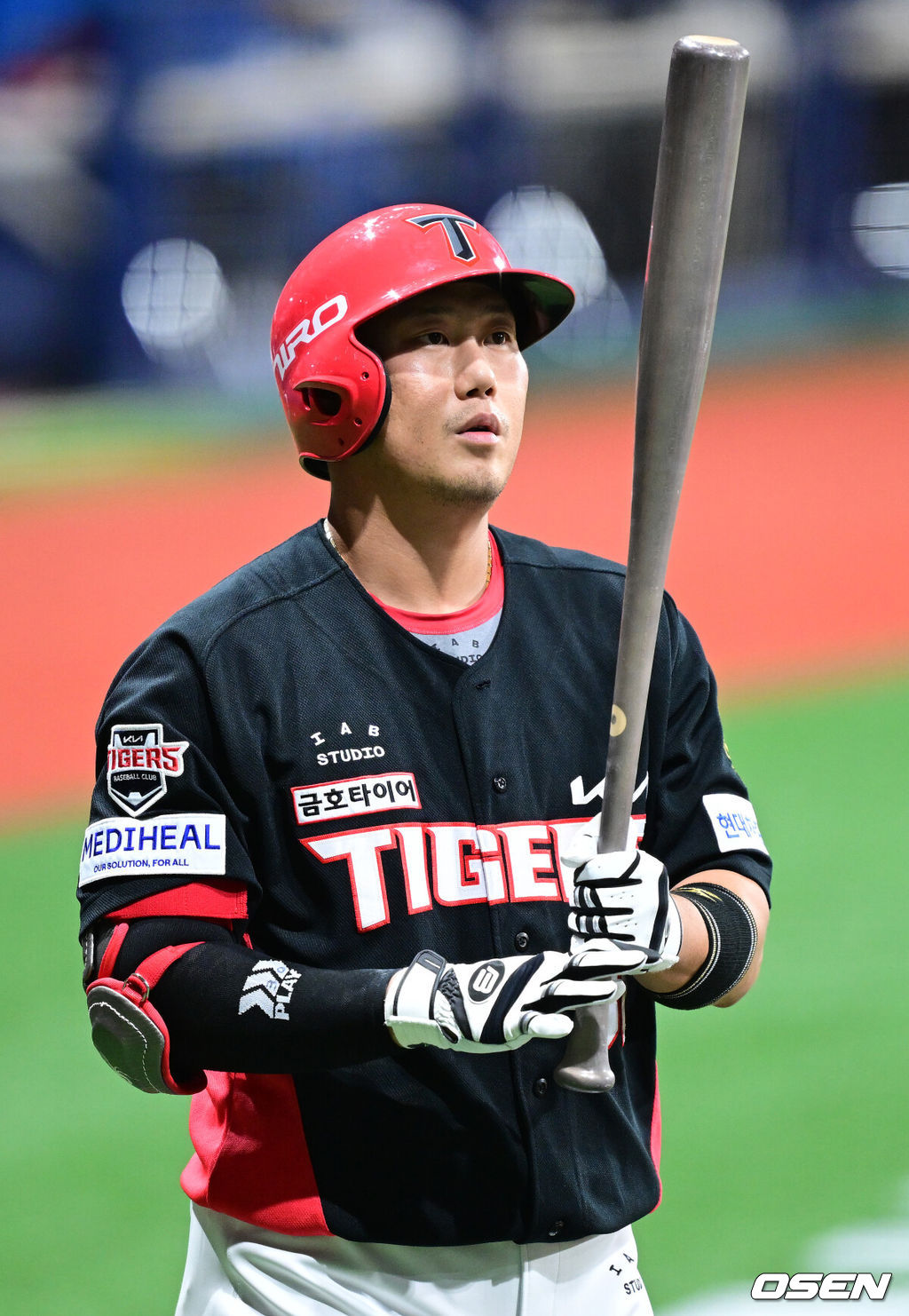 21일 서울 고척스카이돔에서 ‘2026 신한 SOL Bank KBO리그’ 키움 히어로즈와 KIA 타이거즈의 경기가 열렸다.홈팀 키움은 하영민, 방문팀 KIA는 양현종을 선발로 내세웠다.1회초 무사 1루 상황 KIA 하주석이 타석으로 향하고 있다. 2026.08.21 / dreamer@osen.co.kr