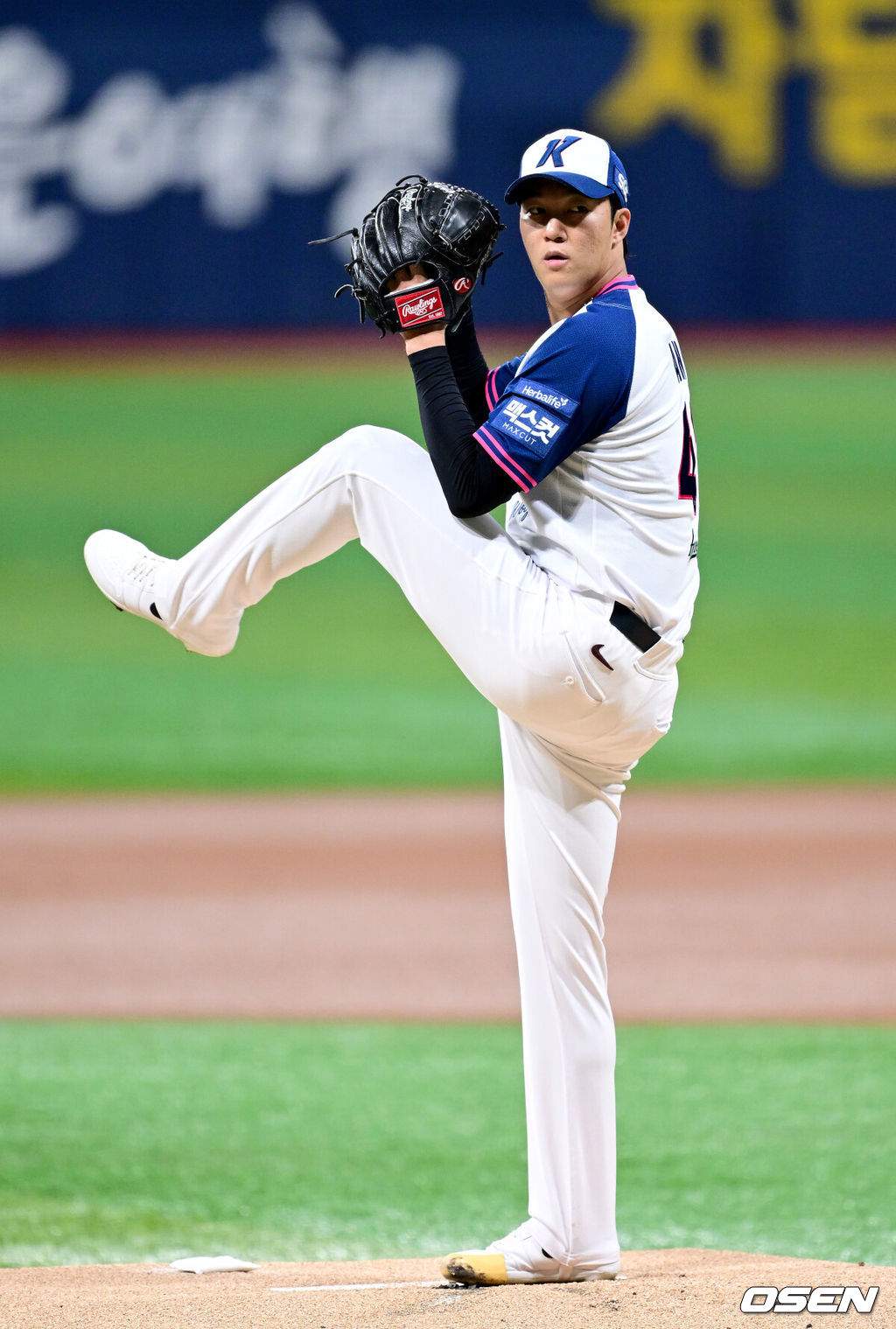22일 서울 고척스카이돔에서 ‘2026 신한 SOL Bank KBO리그’ 키움 히어로즈와 KIA 타이거즈의 경기가 열렸다.홈팀 키움은 안우진, 방문팀 KIA는 애덤 올러를 선발로 내세웠다.1회초 키움 선발 안우진이 힘차게 공을 뿌리고 있다. 2026.08.22 / dreamer@osen.co.kr