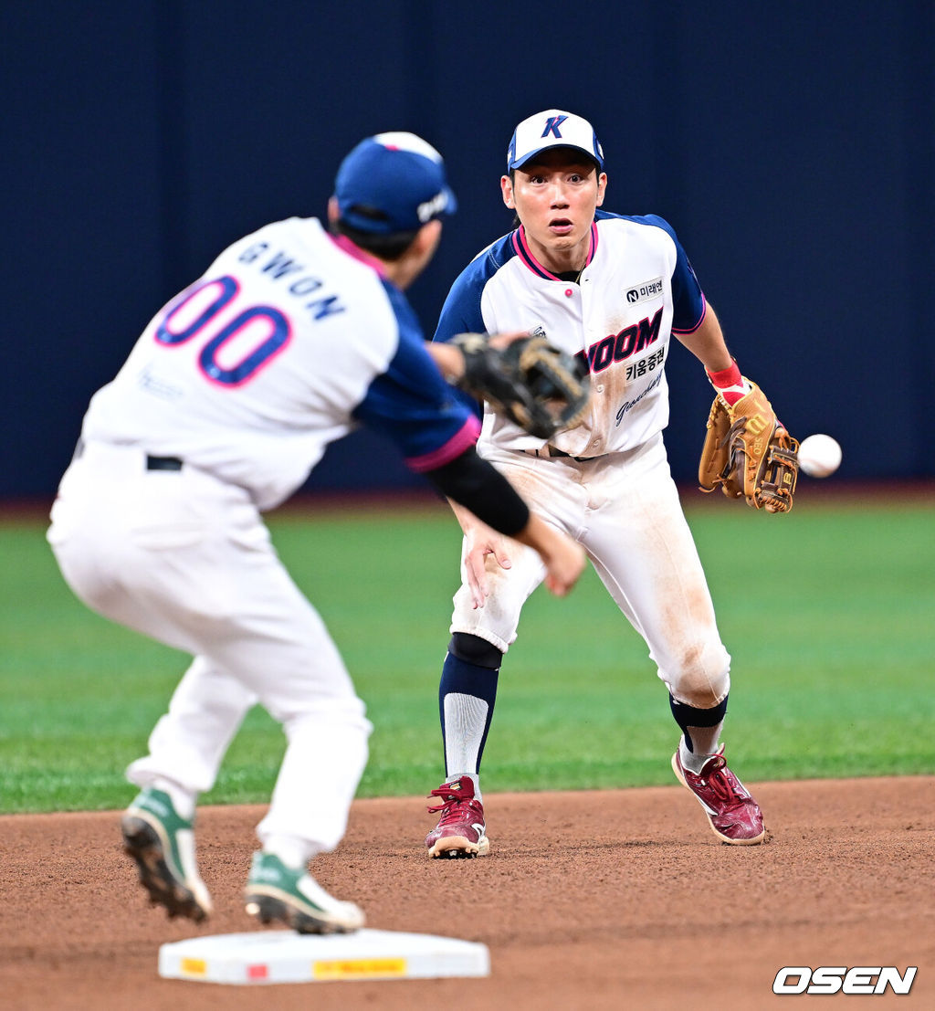 22일 서울 고척스카이돔에서 ‘2026 신한 SOL Bank KBO리그’ 키움 히어로즈와 KIA 타이거즈의 경기가 열렸다.홈팀 키움은 안우진, 방문팀 KIA는 애덤 올러를 선발로 내세웠다.7회초 1사 1루 상황 KIA 하주석의 병살타 때 타구를 잡은 키움 2루수 서건창이 유격수 권혁빈에게 송구하고 있다. 2026.08.22 / dreamer@osen.co.kr